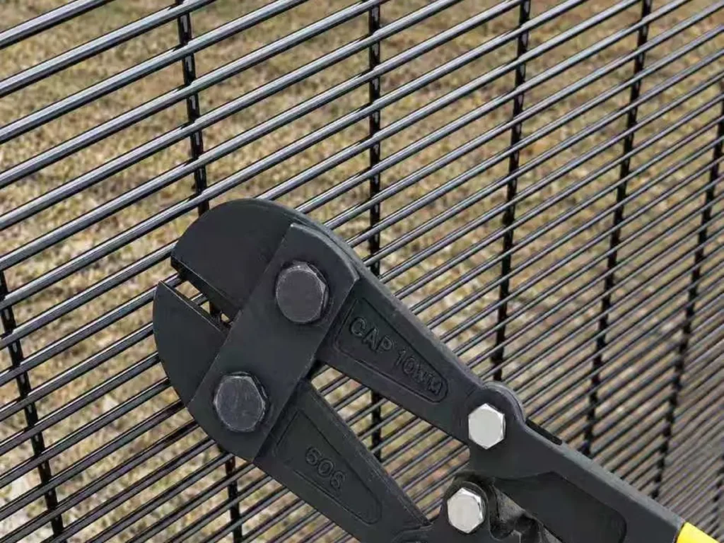 The 76.2 × 12.7 mm openings leave no room for bolt cutter jaws