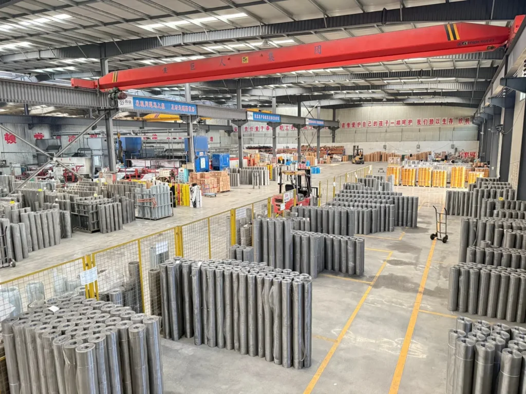 Atelier de l’usine Tongwei avec des rouleaux de toile inox en stock, Anping, Hebei