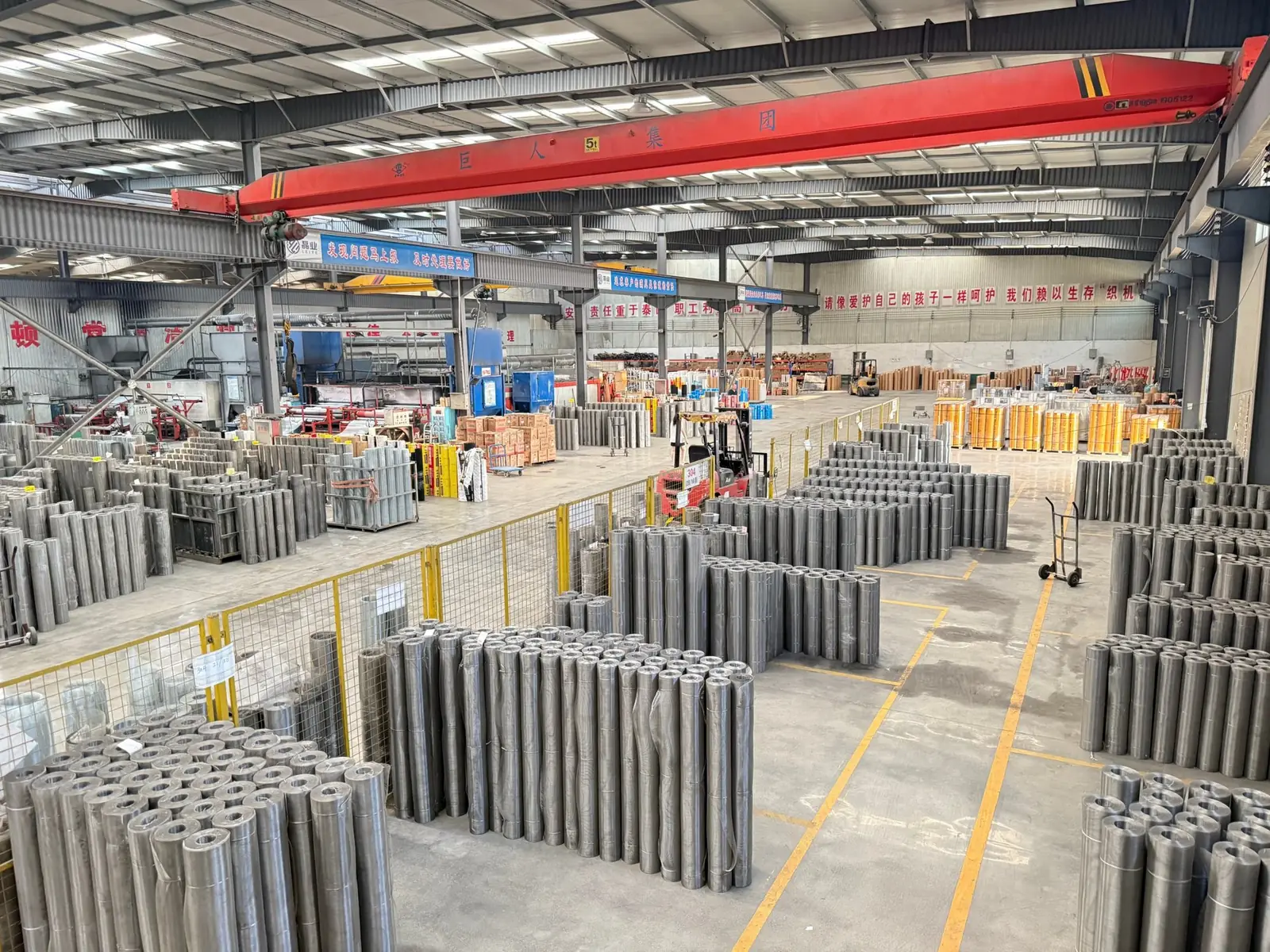 Tongwei factory workshop with stainless steel mesh rolls in stock, Anping, Hebei