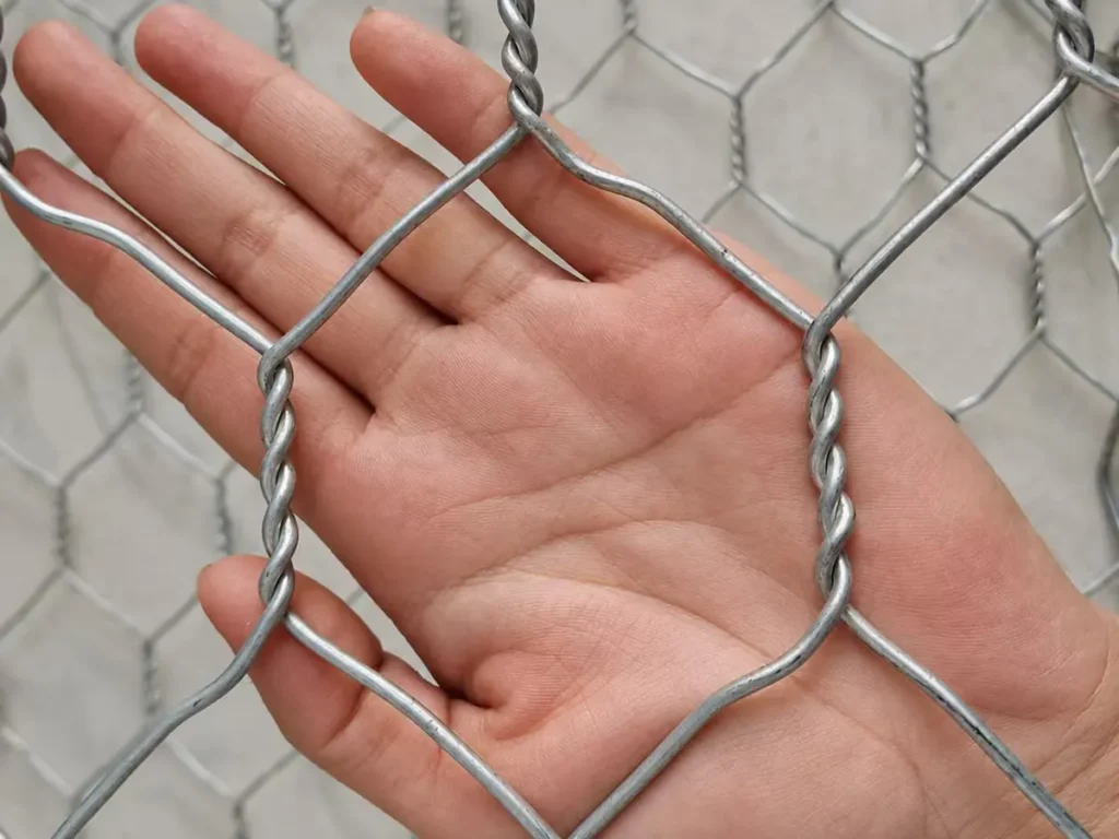 Hexagonal mesh opening and double-twisted joints on galvanized gabion mesh
