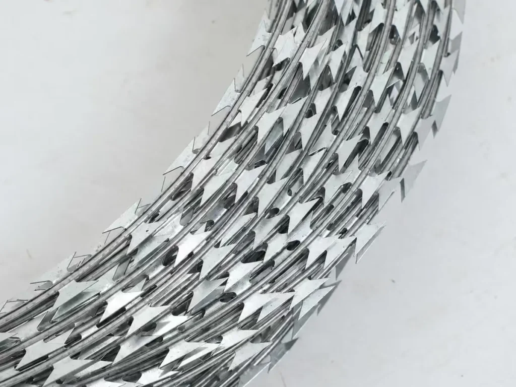 Razor blades clinched onto a high-tensile core wire