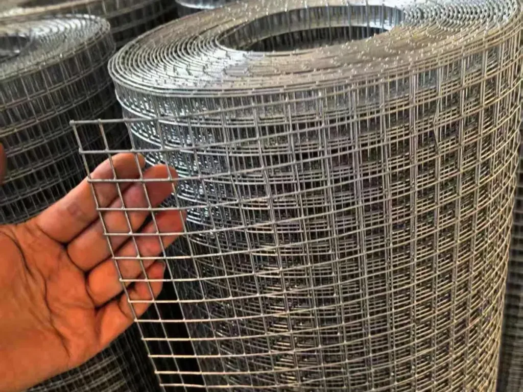Galvanized welded mesh roll: square openings welded at every crossing
